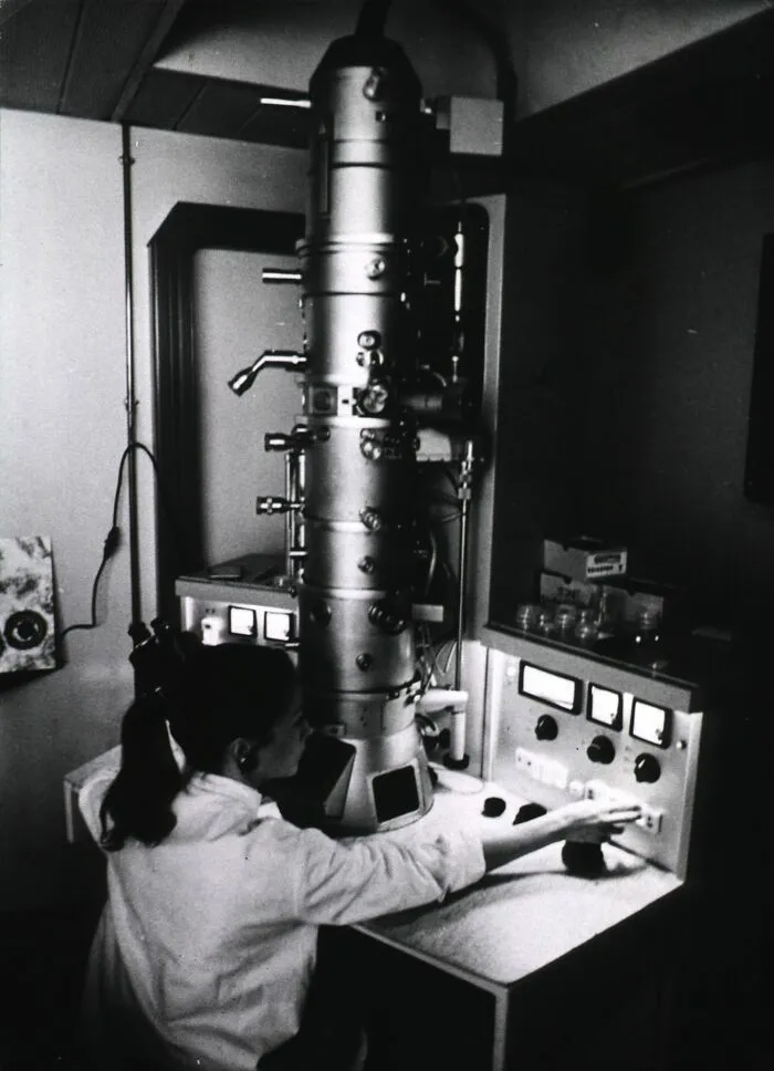 An Early Electron Microscope From The 1930s