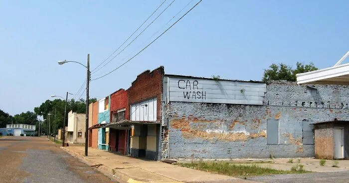 People Share 45 Places In The US They Would Never Want To Visit Again
