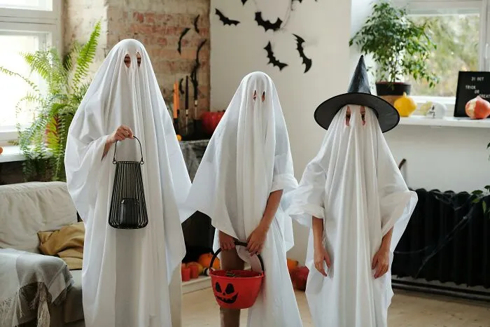 "No Curtains Or Anything": 57 Wildest Things People Saw Their Neighbors Do