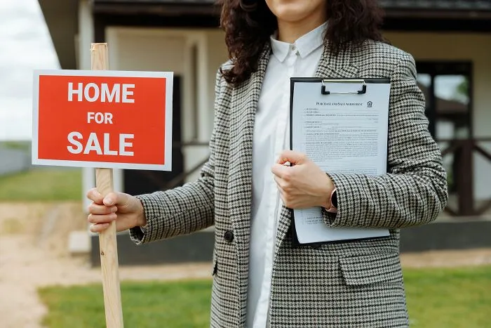"No Curtains Or Anything": 57 Wildest Things People Saw Their Neighbors Do