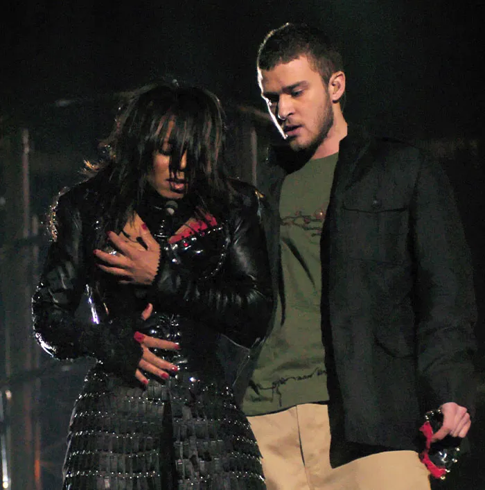 En 2004, Justin Timberlake arrancó parte de la ropa de Janet Jackson y un fallo en su vestuario provocó que quedara expuesta.