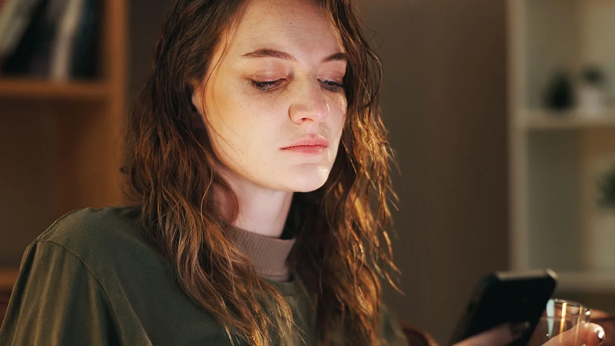 Woman Gets To Read What Sister And BF Texted About, Cuts Them Both Off