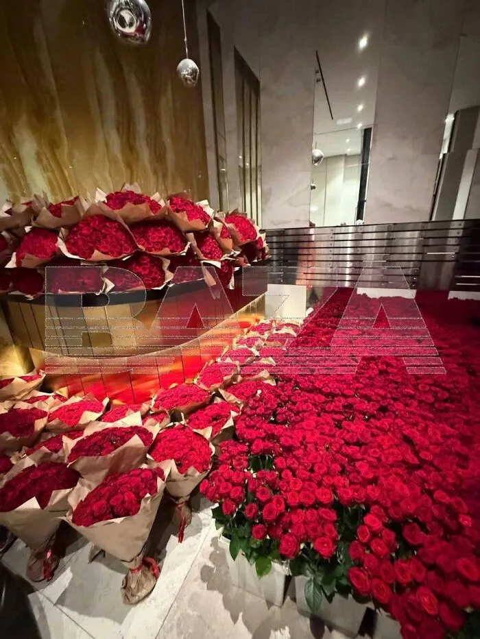 Someone Spent ~$850,000 USD On Roses To Fill An Entire Apartment Lobby In Moscow. The Person They Did It For Still Hasn't Shown Up