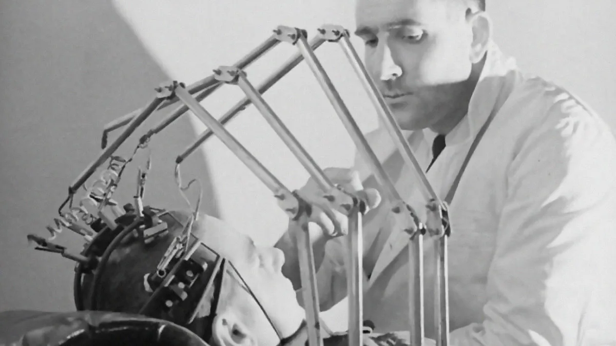 29 Medical Devices From The Past That Might Make You Grateful For Modern Healthcare (New Pics)