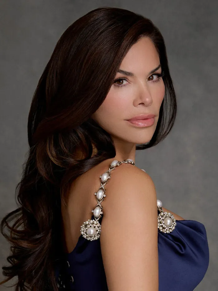 Lauren Sánchez: poreless perfection vs. natural up close