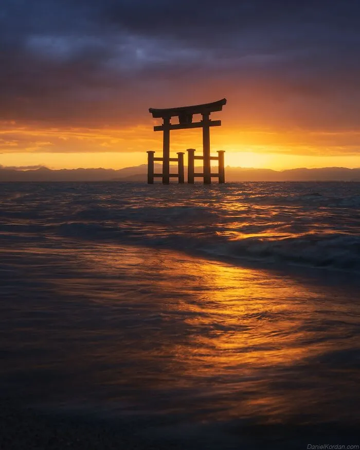 42 Dreamlike Photos Of Japan That Show Its Shrines, Mountains, And Changing Seasons