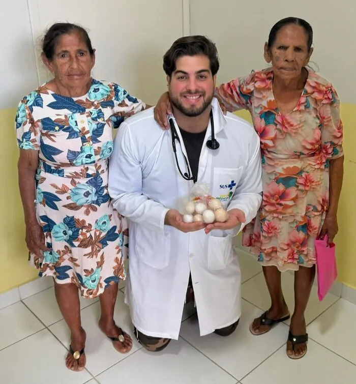 This Doctor From Ouro Branco In Alagoas, Brazil, Is Known For Treating Patients Without Asking For Payment. Instead Of Money, They Thank Him With Simple Gifts