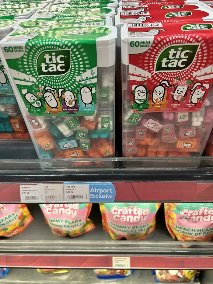 Caja gigante de plástico de caramelos Tic Tac rellena de mini cajas de plástico de caramelos Tic Tac.