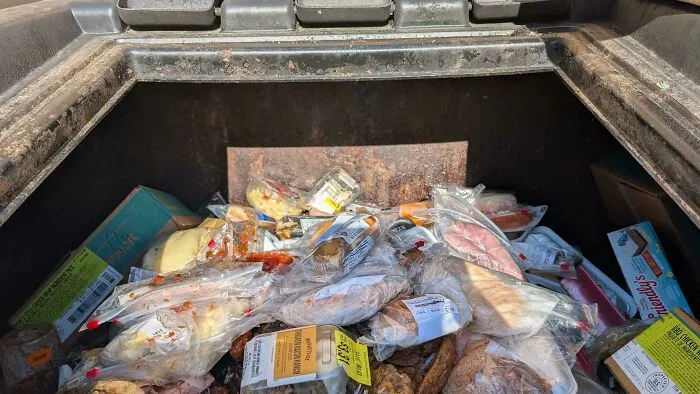 Ninguna cantidad de reciclaje por parte de un individuo podrá compensar el desperdicio generado por un solo Walmart.