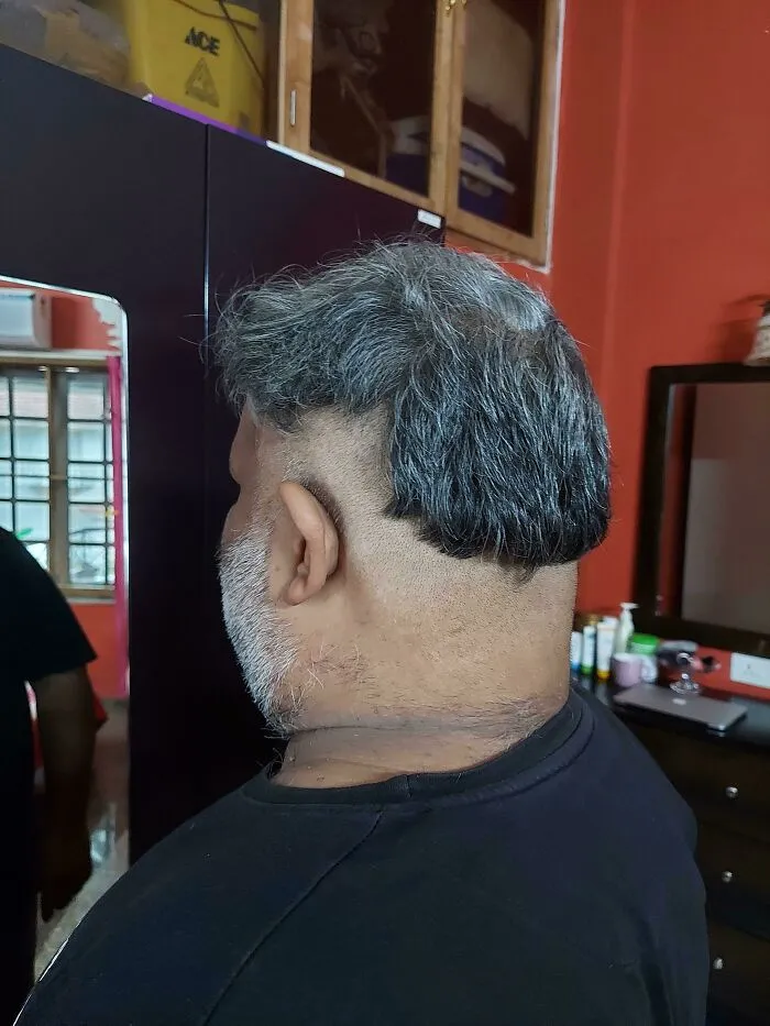 Mi madre hizo un curso de peluquería hace 9 años. Con un poco de práctica, convenció a mi hermano para que le cortara el pelo. Este es el resultado.