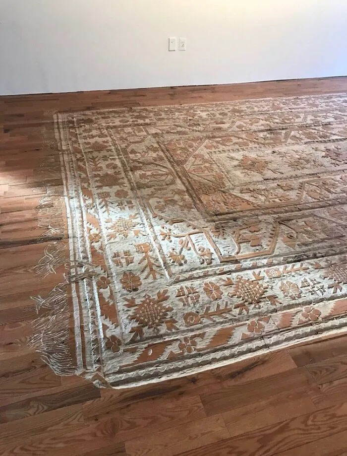 Alfombra tallada en el suelo de madera