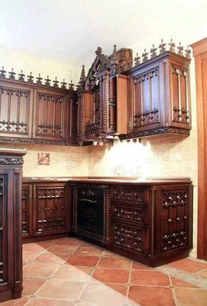 Me encanta esta cocina gótica, pero imagínate el polvo grasiento que se acumularía por todas partes.