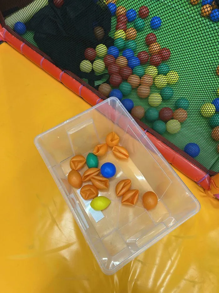 Siempre que limpiamos la piscina de bolas en el trabajo, la mayoría de bolas rotas que encontramos son siempre naranjas.