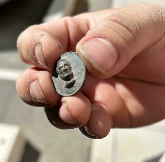 Encontré una moneda de un centavo con relieve en el trabajo.