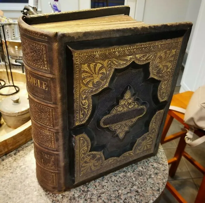 Hoy, mientras limpiaba un trastero en el trabajo, encontré una Biblia de 1882.