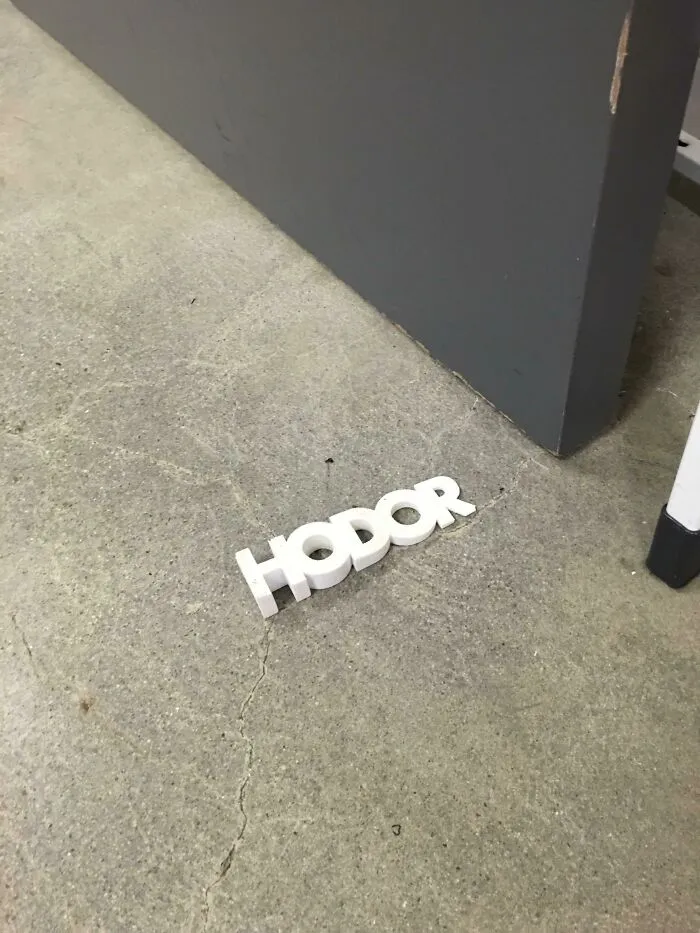 Encontré este increíble tope de puerta en el trabajo.