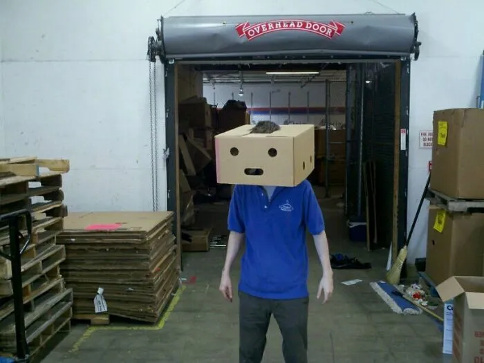 Encontré esta caja en el trabajo. Soy un robot.