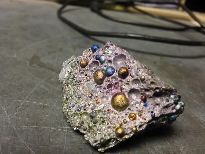 Encontré una pieza de cromo en el trabajo que se ve genial.