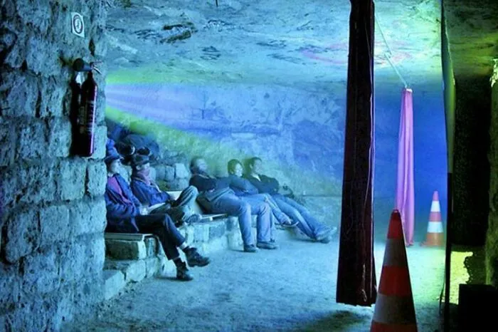 In 2004, Police Uncovered A Secret Cinema, Bar, And Restaurant Hidden Deep Beneath Paris’s Catacombs, Complete With Electricity, Phone Lines, And A Barking-Dog Alarm