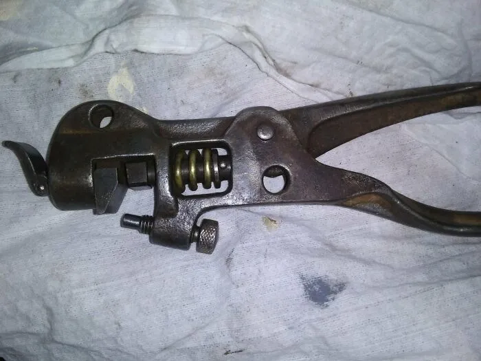 I Don't Know What This Tool Does. Found In The Dirt, In An Old Tool-Shed. Might Have Belonged To A Plumber Or General Contractor. Crimping, Stamping, Just Know It Puts A Lot Of Pressure Against The Anvil When Squeezed