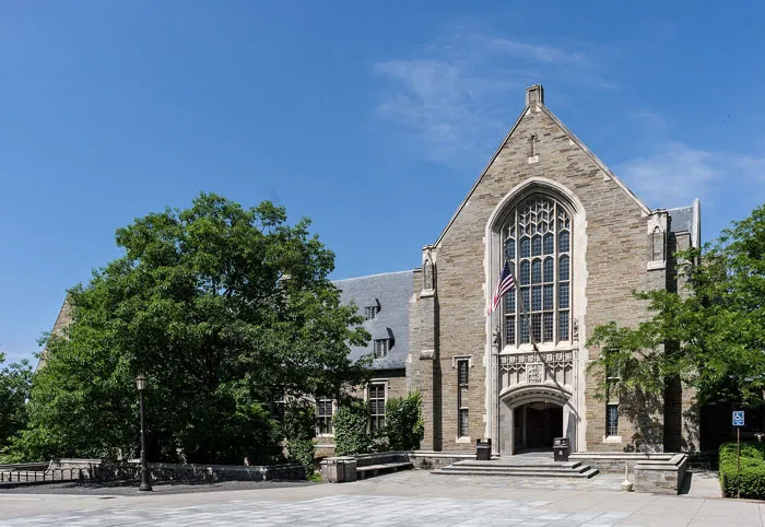 No vayas a esta universidad porque mi hijo quiere ir ahí también