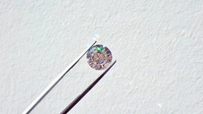 Si los diamantes y otras piedras preciosas se pueden crear en laboratorio y ser indistinguibles de sus contrapartes extraídas de forma natural, ¿por qué seguimos pagando tanto por estas piedras de joyería?