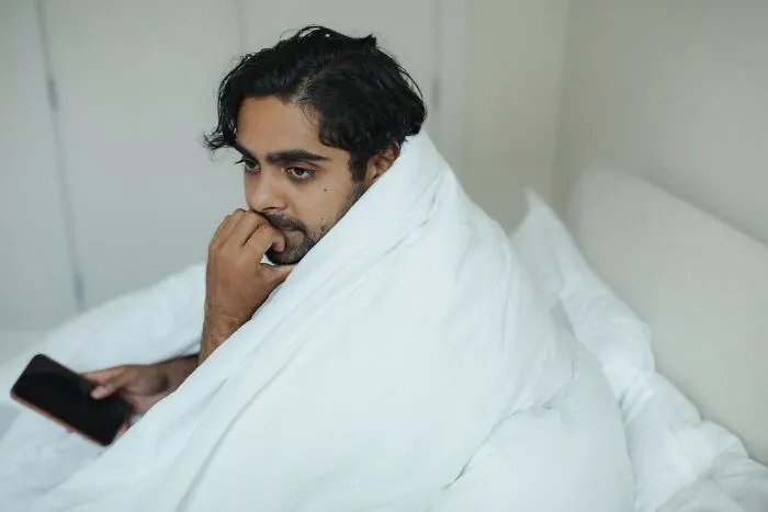 ¿Cómo es posible que te quedes dormido viendo la televisión y estés completamente despierto cuando te acuestas cinco minutos después?