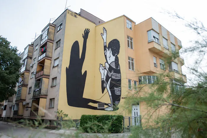 43 Powerful Murals By Alex Senna That Capture Human Connection And Individual Struggles