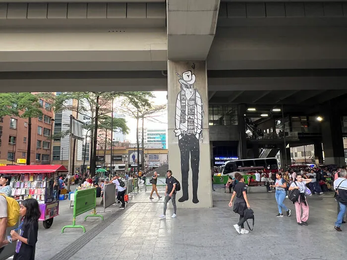 43 Powerful Murals By Alex Senna That Capture Human Connection And Individual Struggles