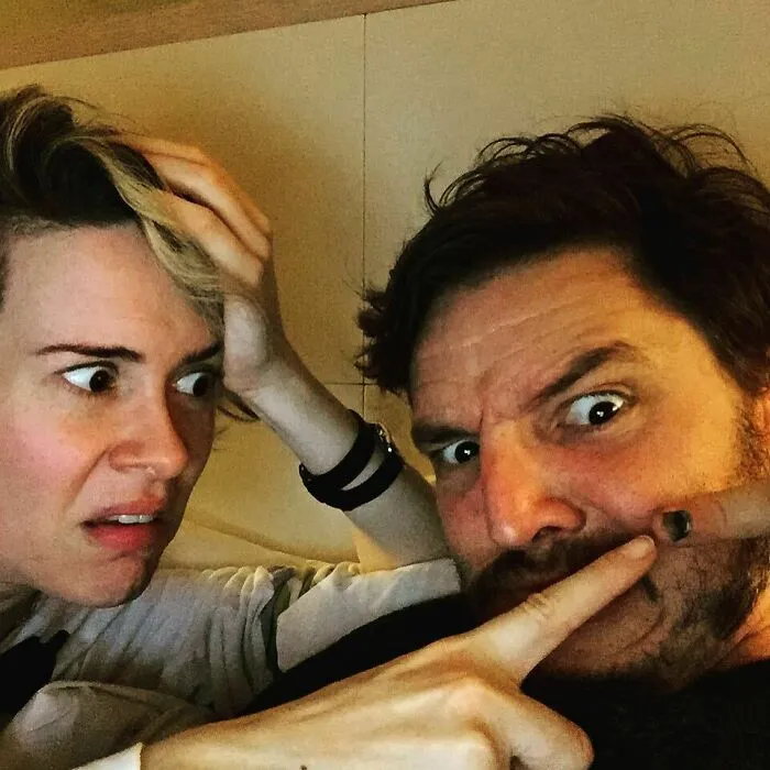 Sarah Paulson y Pedro Pascal