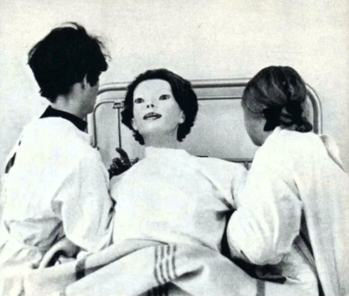 Origin Of This Uncanny Photo From The Creepypasta Tilted "The Expresionless"?