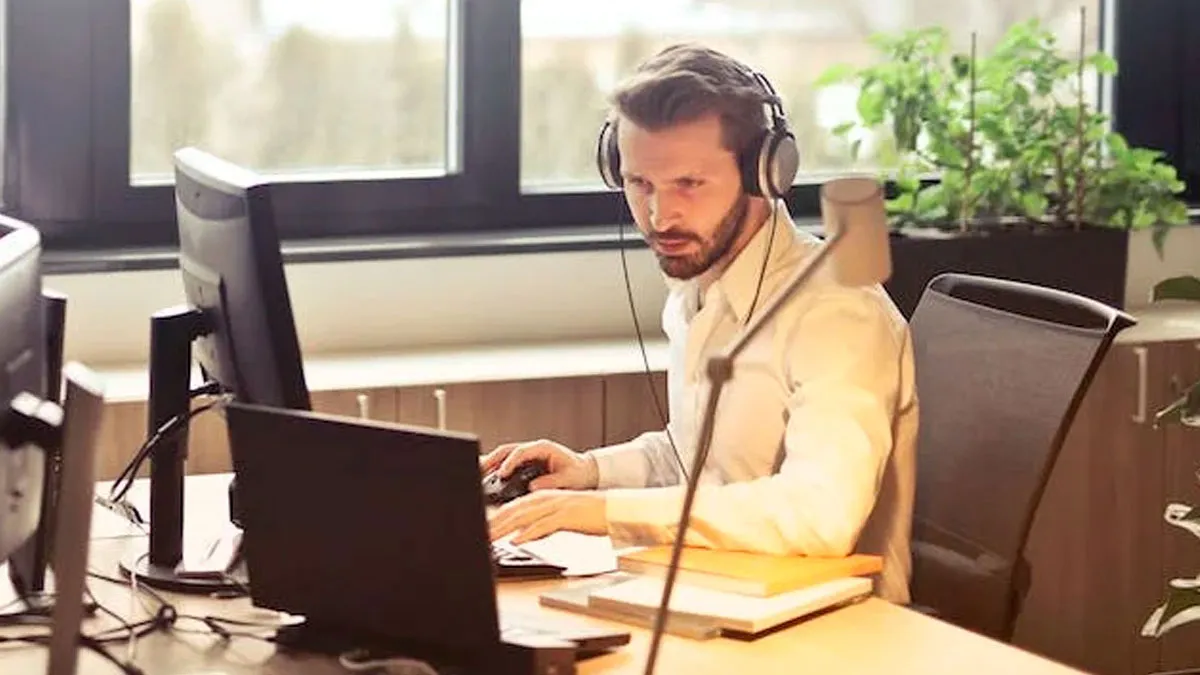 Boss Rates Hard-Working Employee 1 Out Of 5 For No Reason, Suffers From Petty Revenge For A Year