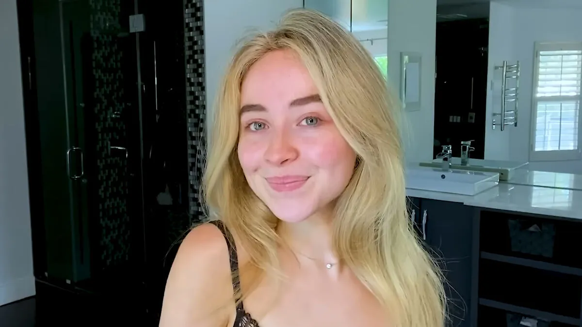 Sabrina Carpenter Accused Of Being A "Catfish" After Side-By-Side Photos Show How She Transforms With Makeup