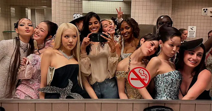 "Yikes": This Year’s Met Gala Bathroom Selfie Is Going Viral For All The Wrong Reasons