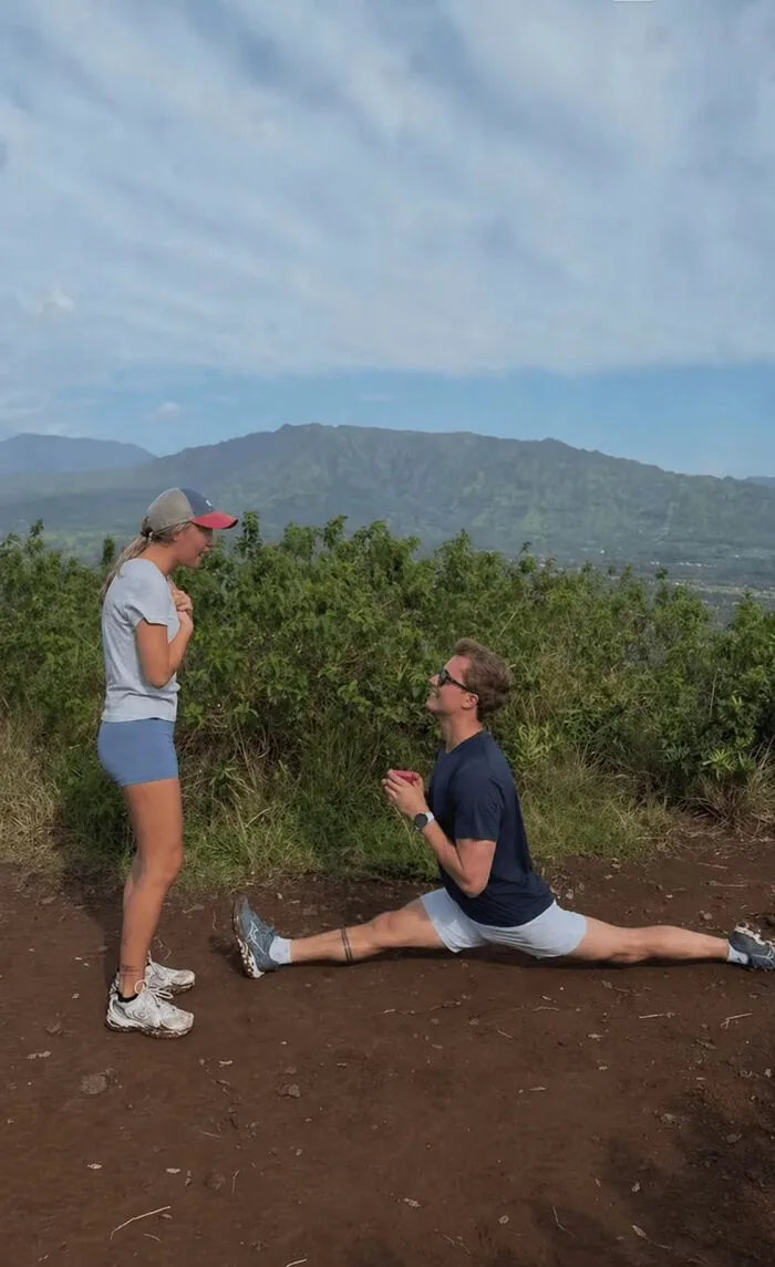 42 Funny Photo Edits That Highlight The Ridiculously Funny Proposal Pose This Man Achieved