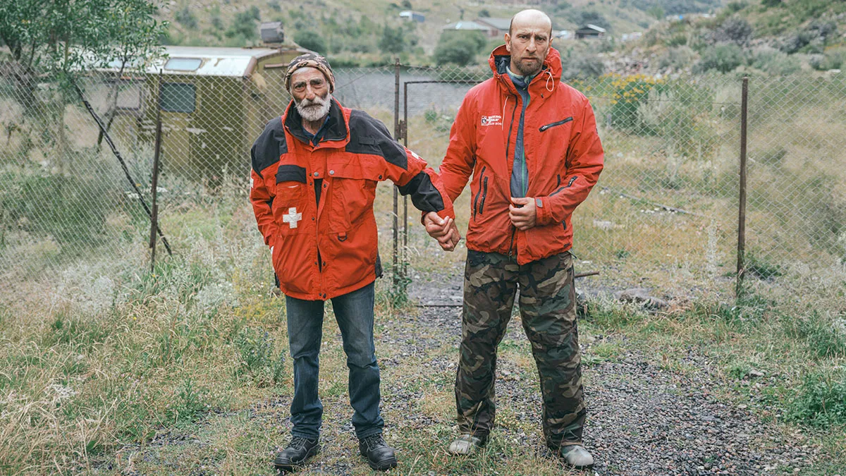 Este fotógrafo pidió a padres e hijos que se tomaran de la mano en 15 países, y los resultados son profundamente emotivos