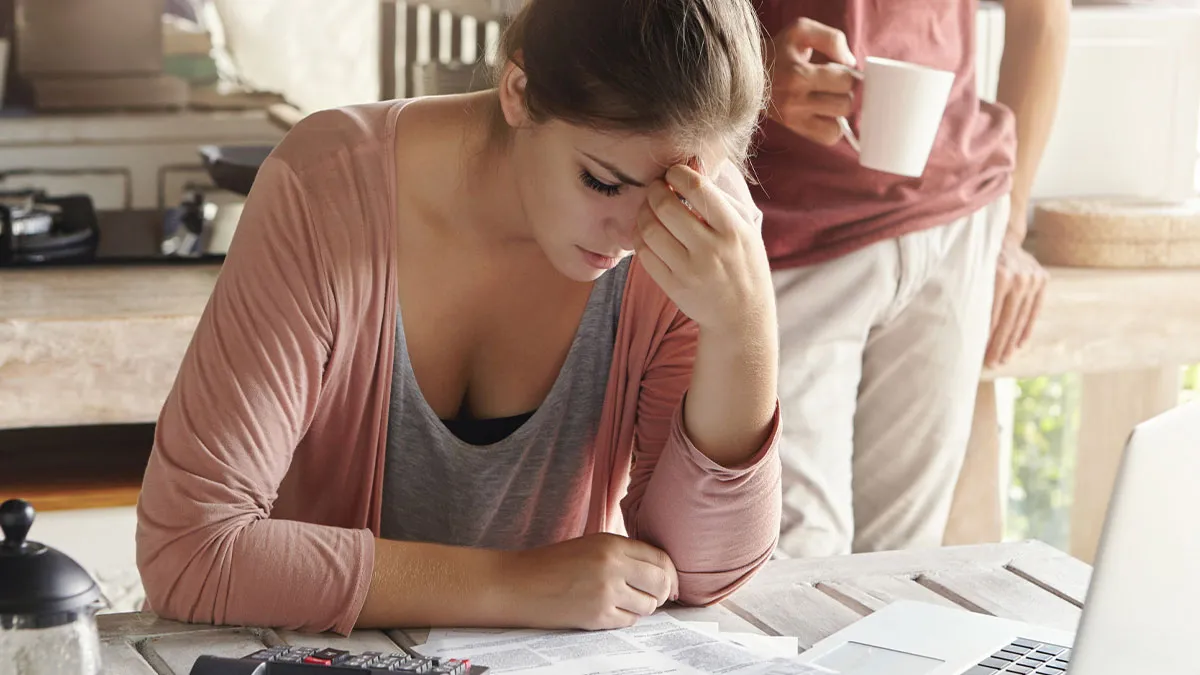 Guy Lets His Fam Attack Fiancée Like Loan Sharks Over His Debt, Netizens Slam Him As A Big Red Flag