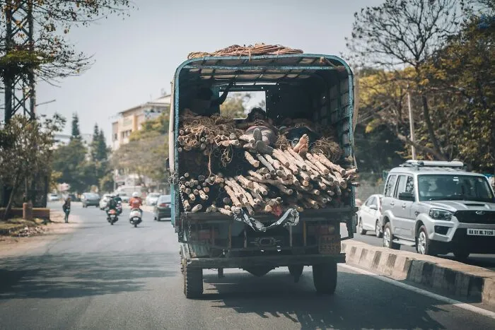 “Still Get Nightmares”: 61 Truckers Open Up About Places They Genuinely Fear