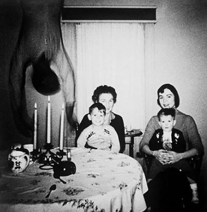 The Mistery Behind “Cooper Family Photo” Has Finally Been Solved After Many Years
