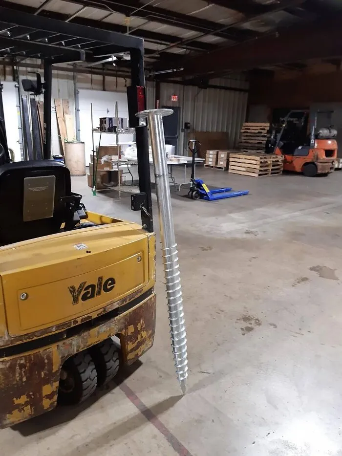 Nos trajeron estos tornillos gigantes al trabajo para montar paneles solares.