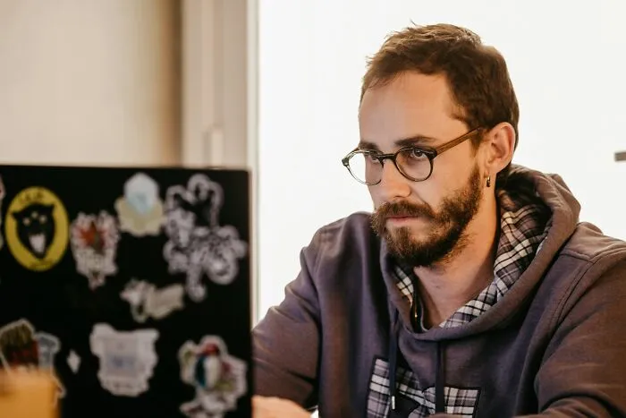 “The Normalized Misandry”: 63 Men Reveal How The Manosphere Seduced Them, And Others Weigh In