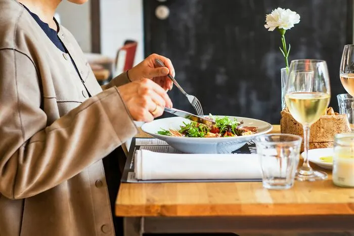 ¿Por qué, si puedes comer una comida de 2000 calorías y, en teoría, no deberías necesitar más calorías hasta el día siguiente, puedes volver a tener hambre entre 6 y 8 horas después de comer? ¿Es que tu cuerpo simplemente no es capaz de procesar tantas calorías?
