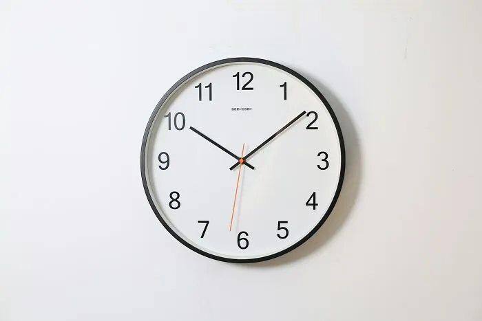 ¿Por qué se enseña el formato de 12 horas? ¿No sería más fácil recordar las 13:00 en lugar de la 1:00 p. m.?