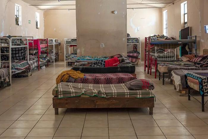 This Artist Photographs The Spaces Migrants Pass Through, And The Result Is Deeply Moving (20 Pics)