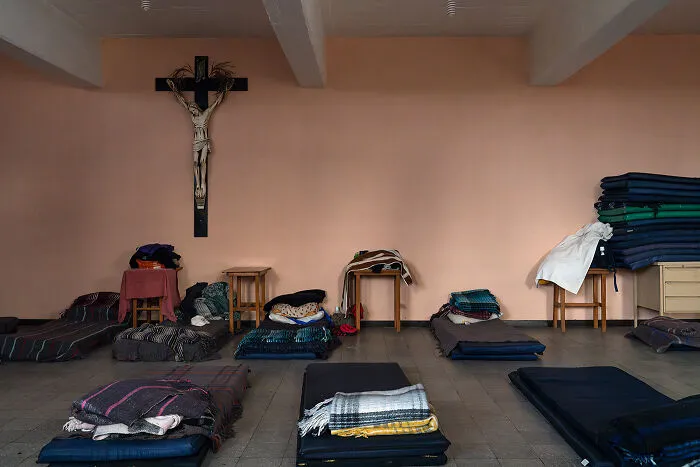 This Artist Photographs The Spaces Migrants Pass Through, And The Result Is Deeply Moving (20 Pics)