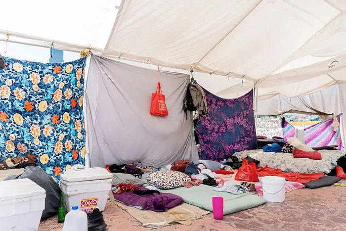 This Artist Photographs The Spaces Migrants Pass Through, And The Result Is Deeply Moving (20 Pics)