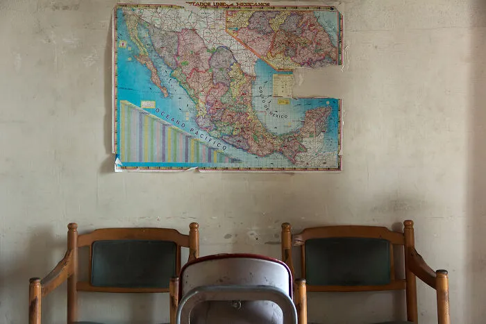 This Artist Photographs The Spaces Migrants Pass Through, And The Result Is Deeply Moving (20 Pics)
