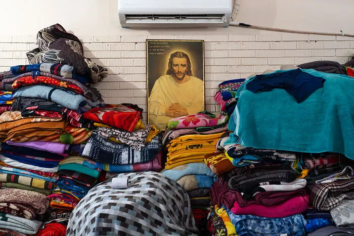 This Artist Photographs The Spaces Migrants Pass Through, And The Result Is Deeply Moving (20 Pics)