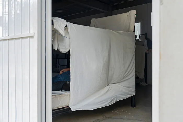 This Artist Photographs The Spaces Migrants Pass Through, And The Result Is Deeply Moving (20 Pics)