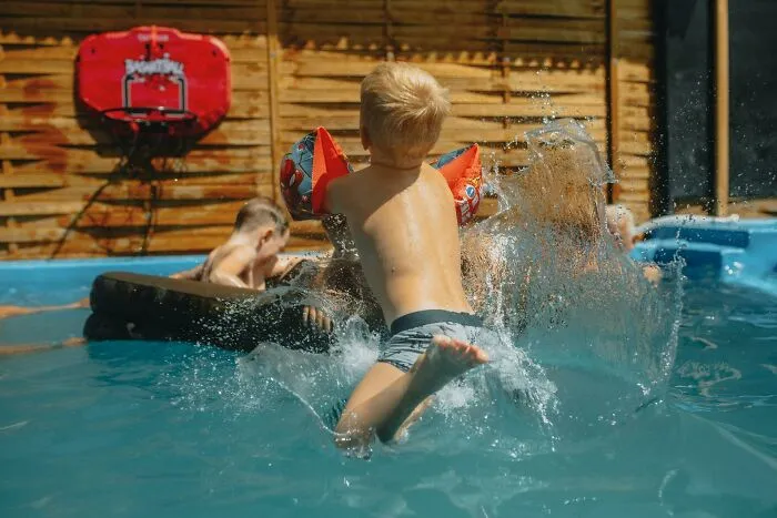 “I Still Think He Did It”: 41 People Share The Childhood Memories That Their Family Still Question